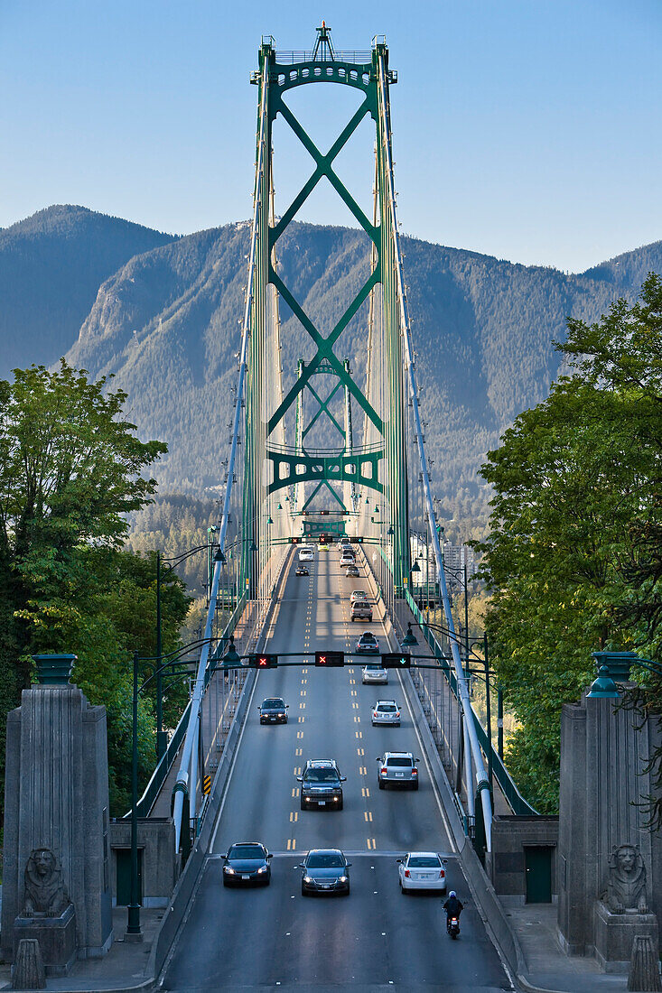 Lions Gate Bridge mit Blick auf North Vancouver vom Stanley Park aus, Vancouver, British Columbia, Kanada