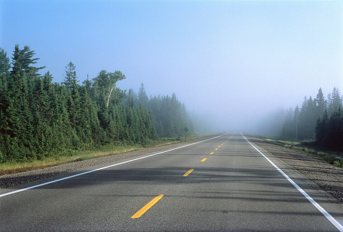 Straße und Dunst Highway 17, Ontario, Kanada