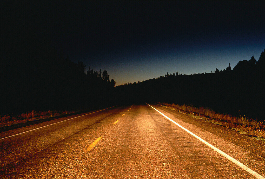 Straße bei Nacht