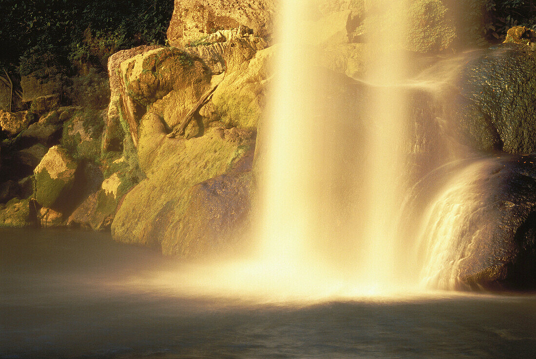 Wasserfall und Felsen, Misol-Ha, Chiapas, Mexiko