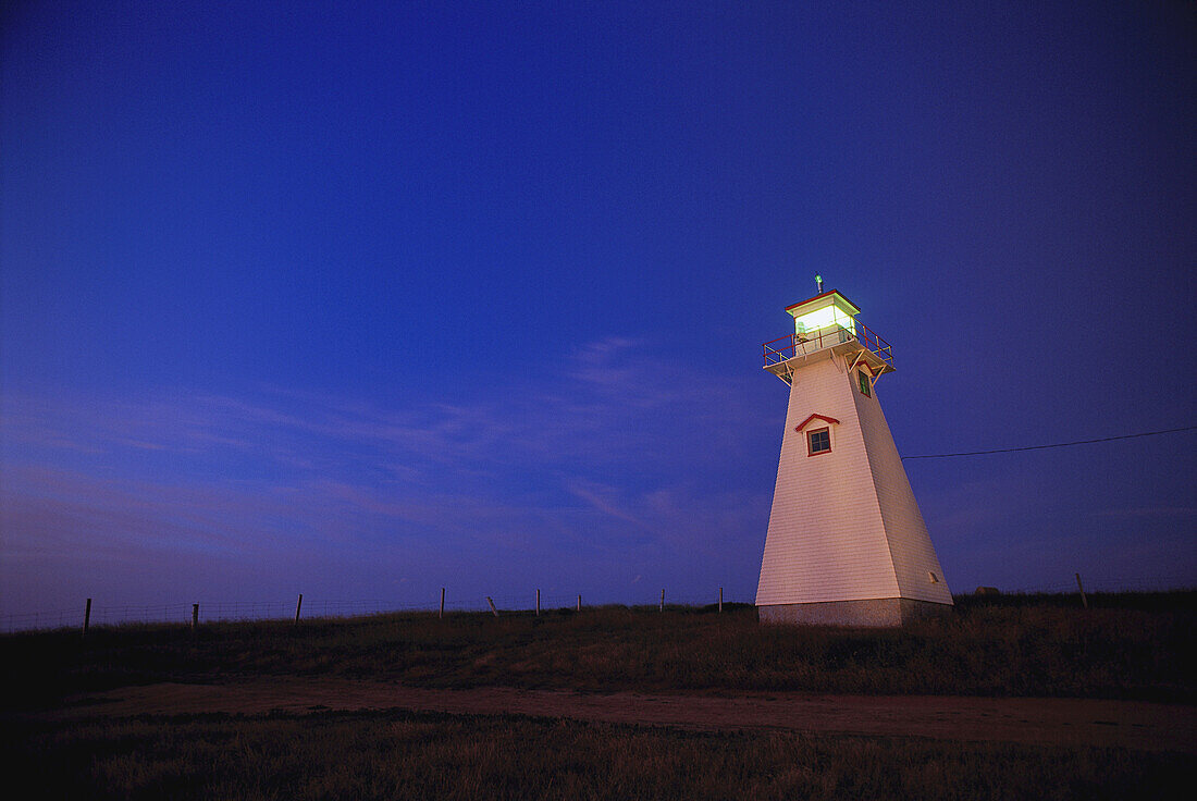 Cape Tryon Leuchtturm und Feld bei Sonnenaufgang, Cape Tryon, Prince Edward Island, Kanada