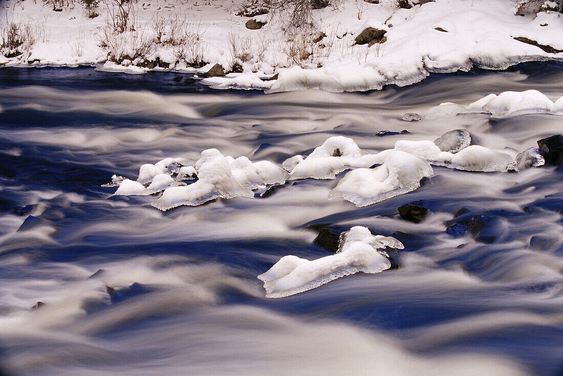 Nahaufnahme von Stromschnellen im Winter, Oxtongue River, Algonquin Provincial Park, Ontario, Kanada