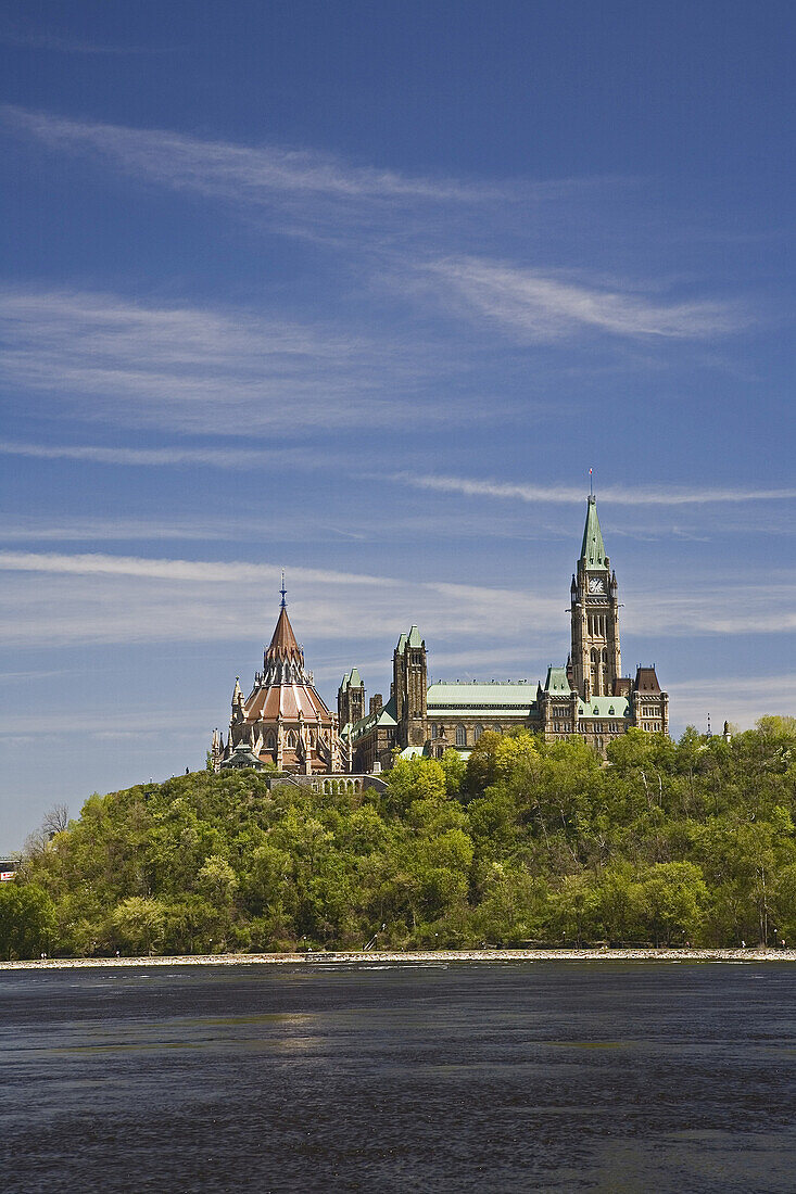 Parlamentsgebäude auf der anderen Seite des Ottawa River, Ottawa, Ontario, Kanada