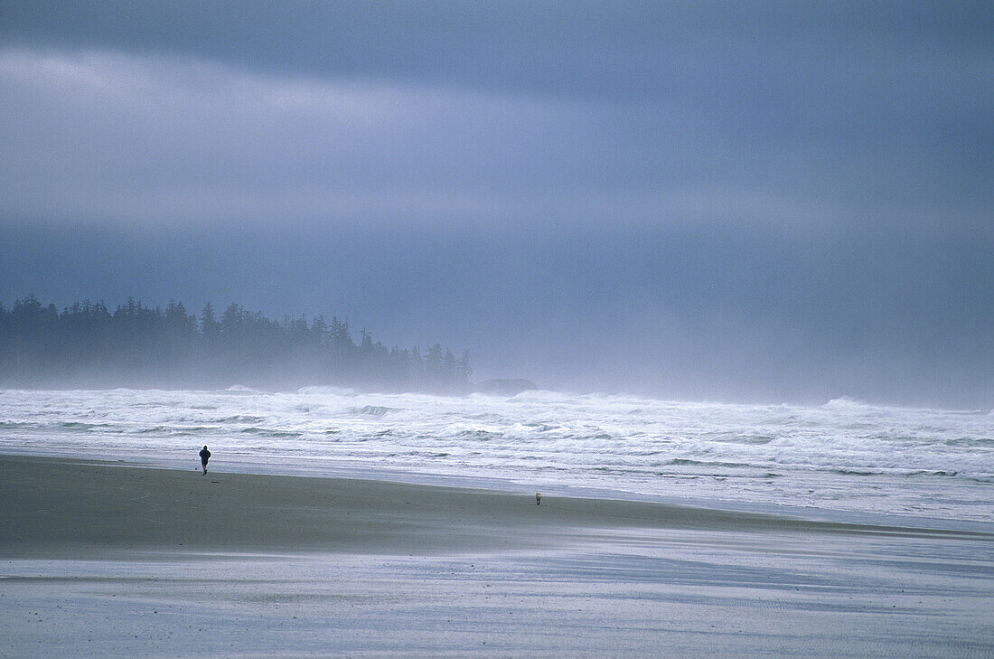 Laufende Person am Long Beach, Pacific Rim Nat. Park,Vancouver Island,B.C. Kanada