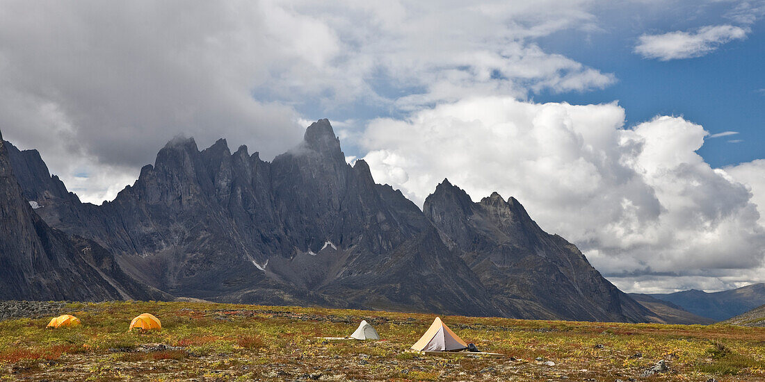 Zelte am Talus Lake Campsite, Tombstone Mountain, Tombstone Territorial Park, Yukon, Kanada