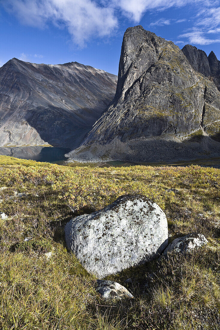 Felsbrocken und Divide Lake, Tombstone Territorial Park, Yukon, Kanada