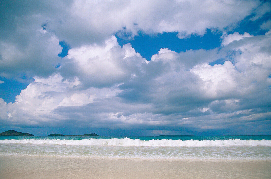 Brandung und Wolken