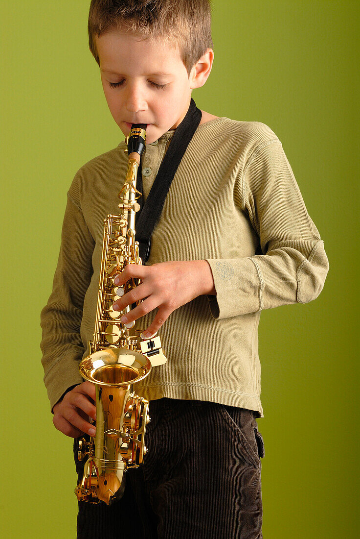 Junge spielt Saxophon