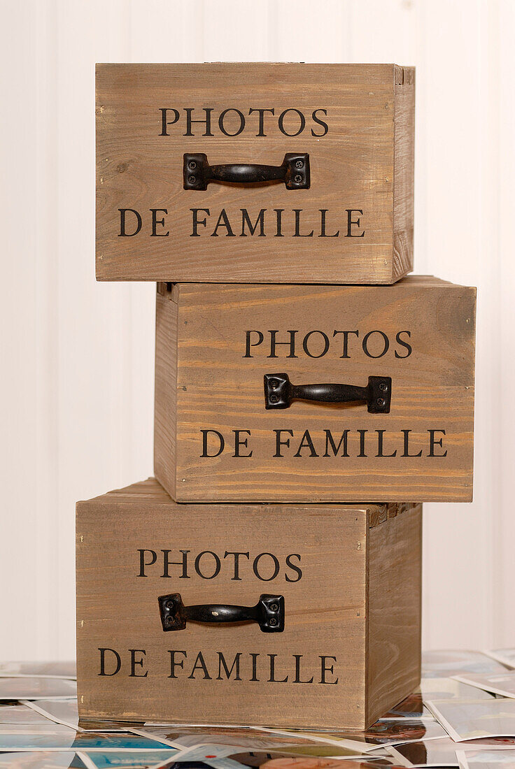 Kisten mit Familienfotos