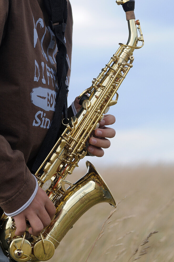Nahaufnahme eines Saxophon spielenden Jungen