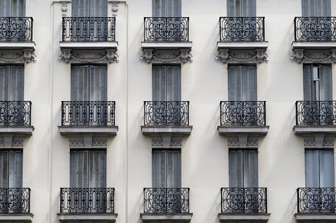 Fassade eines Wohnhauses, Madrid, Spanien