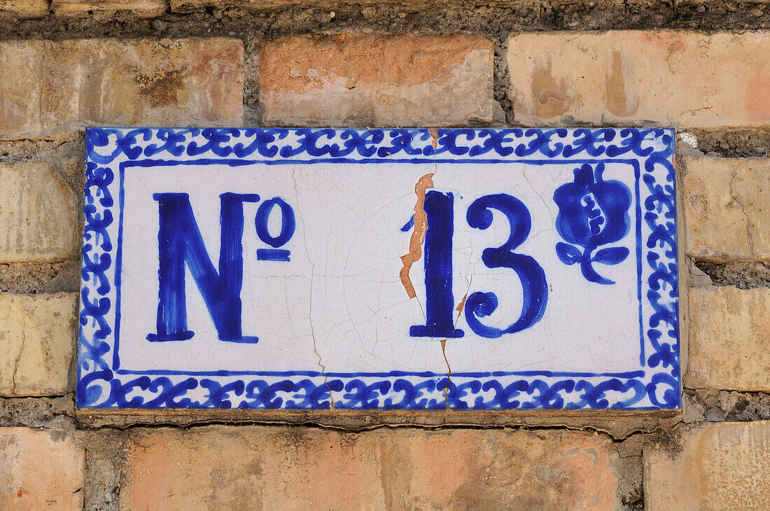 Adressnummer an der Wand, Spanien