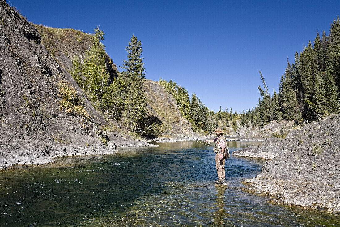 Mann beim Fischen im Fluss,Highwood River,Alberta,Kanada