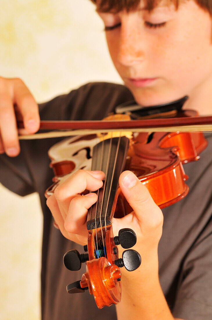 Geige spielender Junge