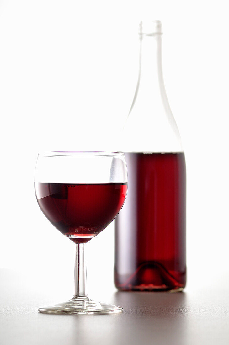 Flasche und Glas mit Rotwein