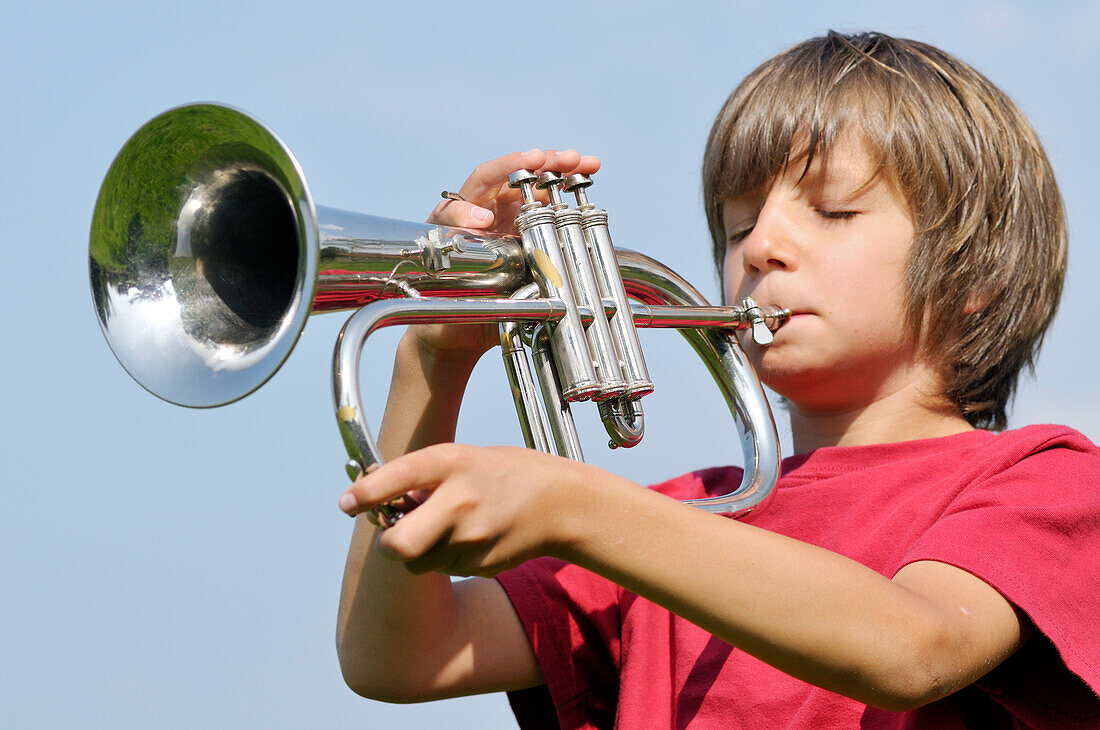 Junge spielt Flügelhorn, Montpellier, Herault, Languedoc-Roussillon, Frankreich