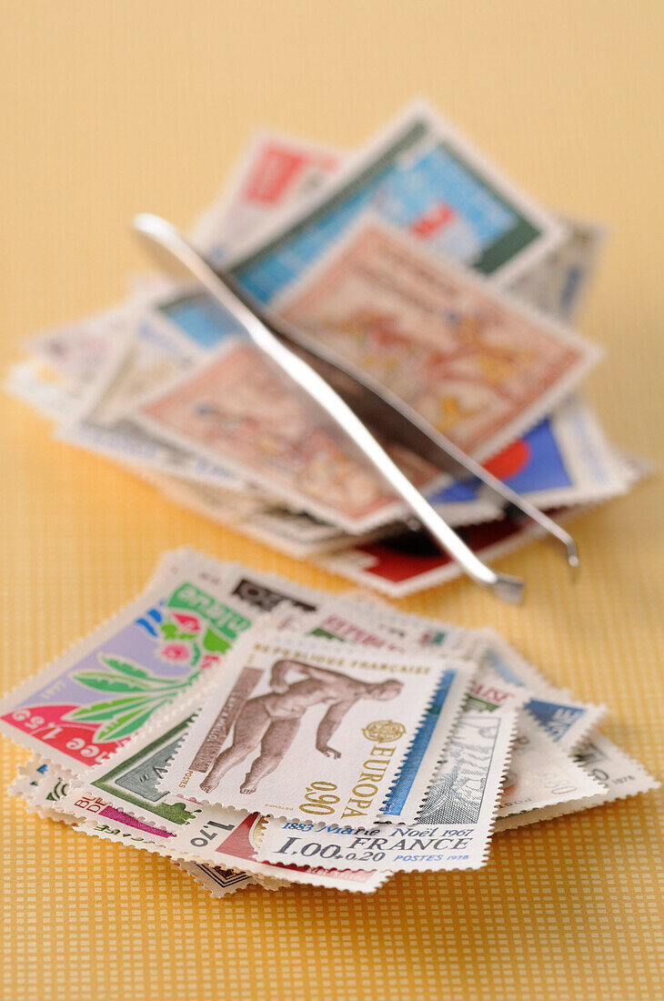 Briefmarkensammlung und Pinzette