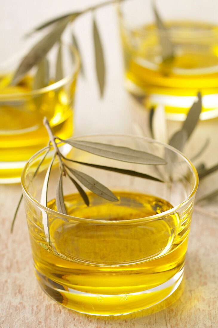 Nahaufnahme von Gläsern mit Olivenöl