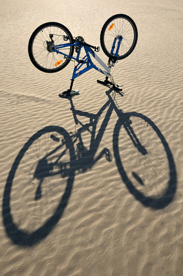 Umgekehrtes Fahrrad am Strand