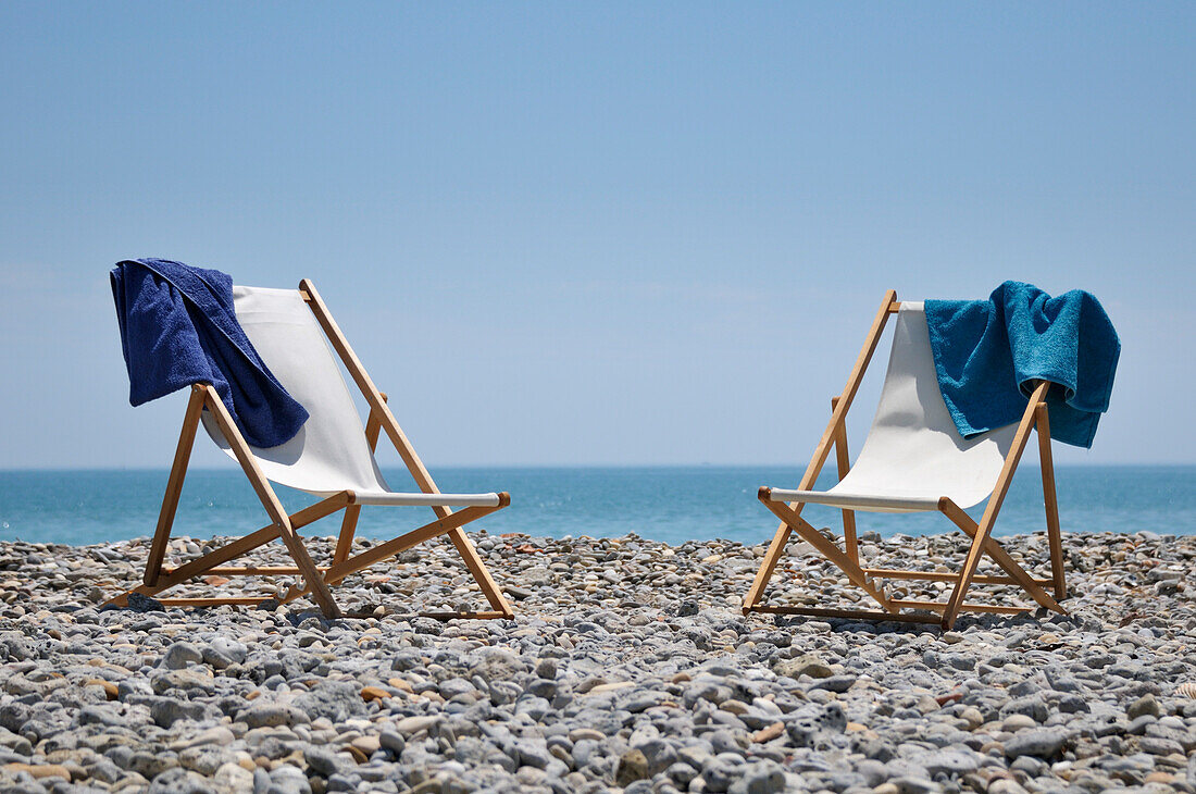 Stühle am Strand, Frontignan, Herault, Languedoc-Roussillon, Frankreich