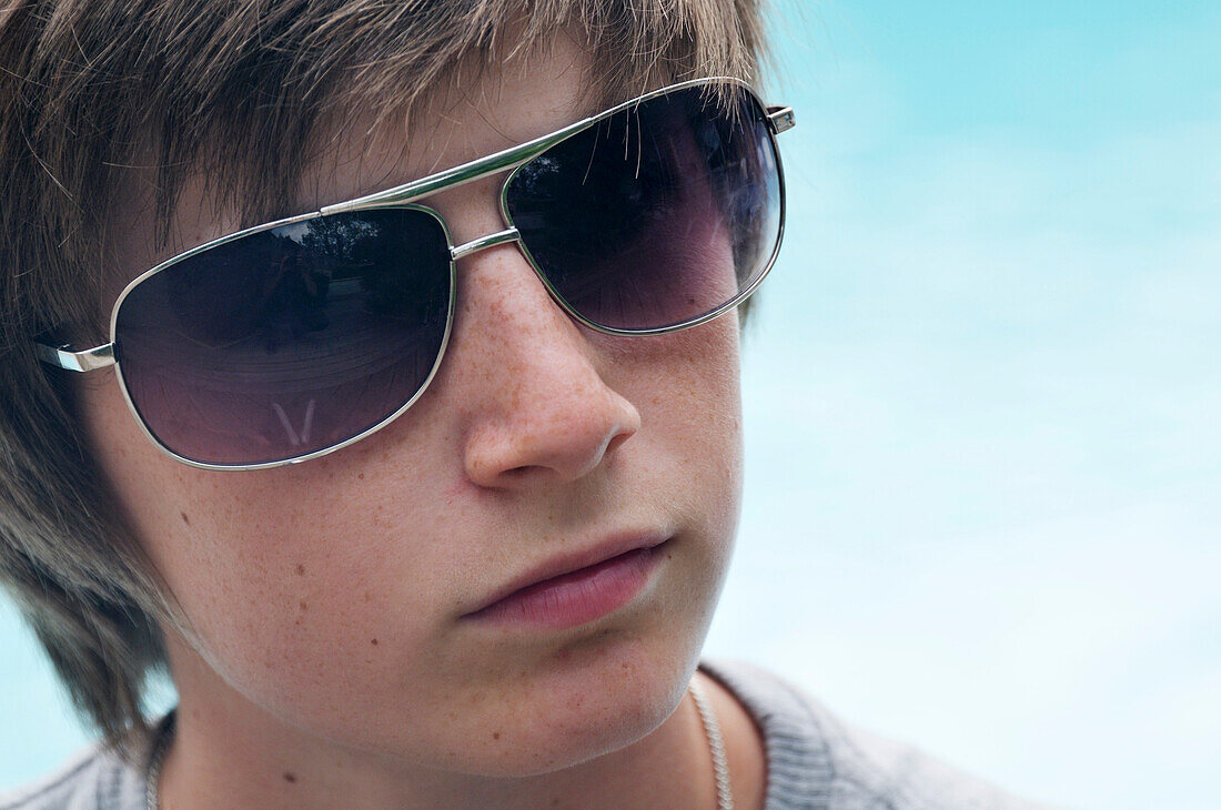 Porträt eines Jungen mit Sonnenbrille