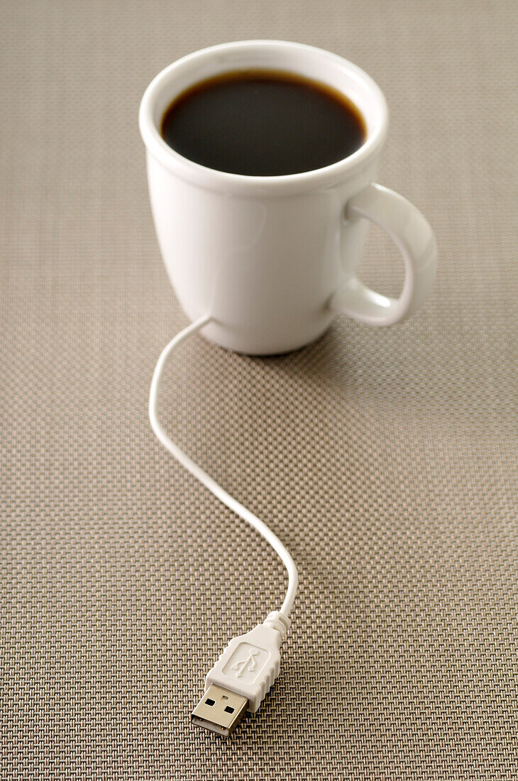 USB in Kaffeetasse eingesteckt