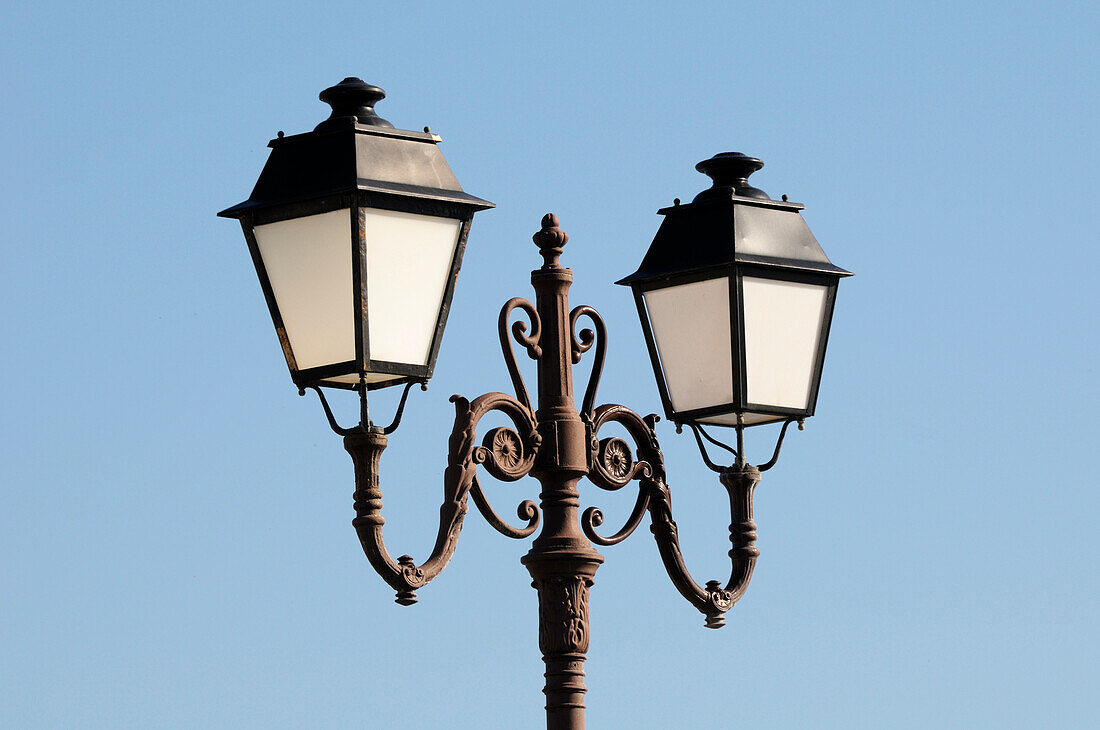 Straßenlaternen, Saintes-Maries-de-la-Mer, Bouches-du-Rhone, Provence, Frankreich