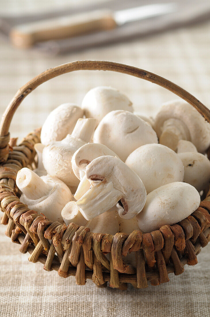 Nahaufnahme eines Korbes mit Champignons