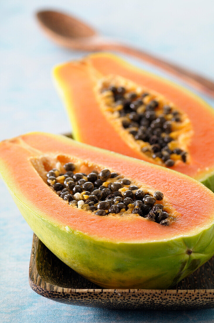 Nahaufnahme einer halbierten Papaya