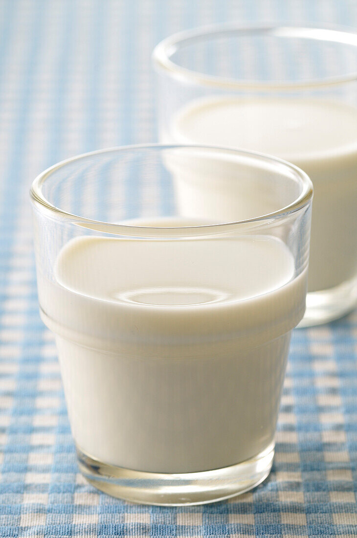 Gläser mit Milch