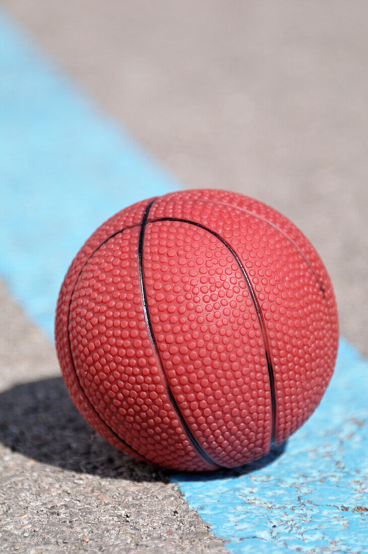Nahaufnahme eines Basketballs auf dem Bürgersteig