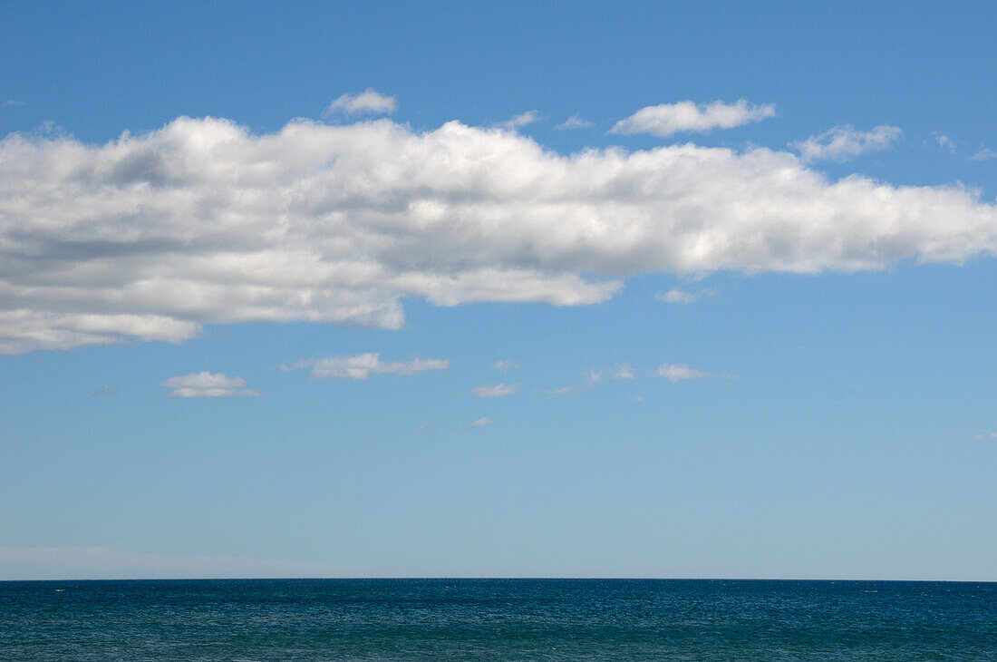 Landschaft von Meer und Himmel mit Wolken, Sete, Herault, Languedoc-Roussillon, Frankreich