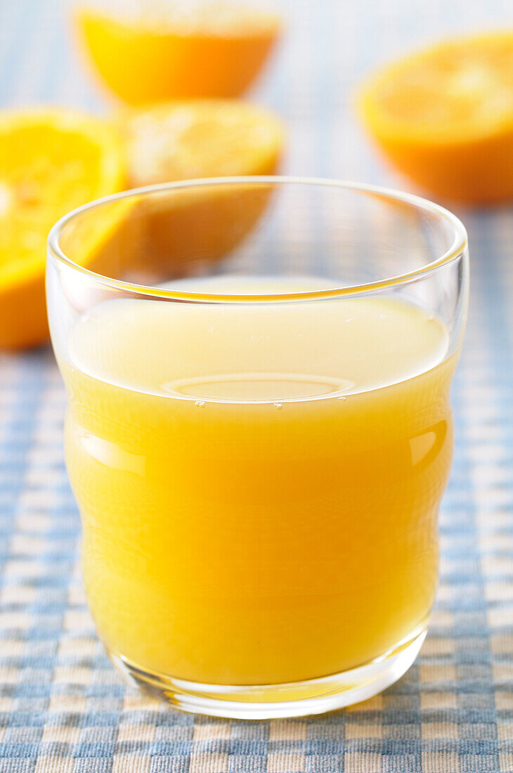 Nahaufnahme eines Glases mit frisch gepresstem Orangensaft