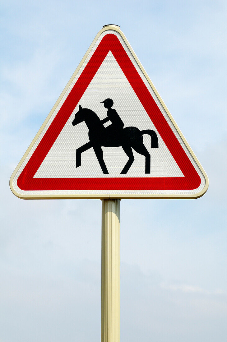 Nahaufnahme eines Reiterkreuzungsschildes, Frankreich