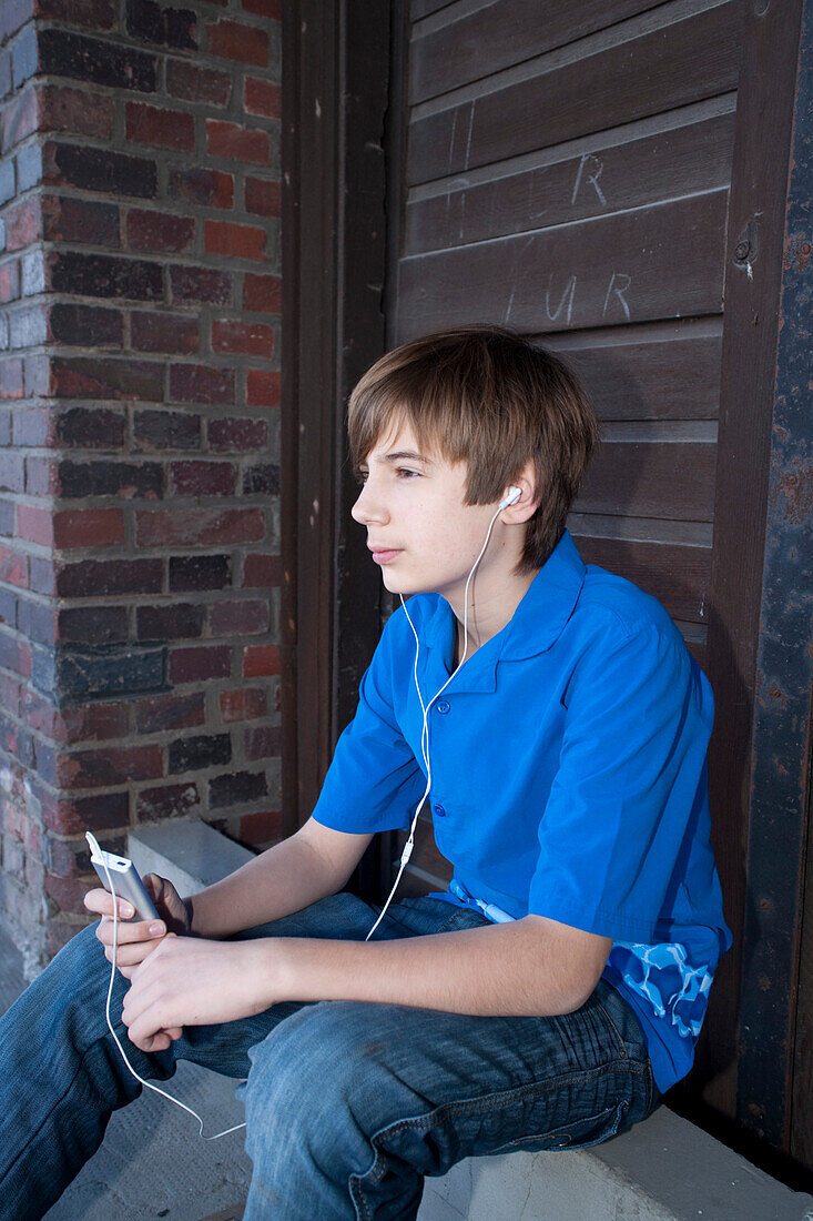 Junge hört MP3-Player