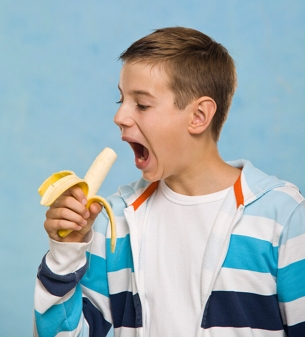 Junge isst eine Banane