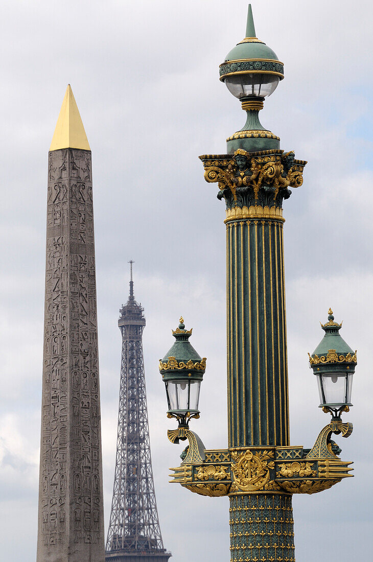 Straßenlaterne mit Obelisque de Luxor und Eiffelturm im Hintergrund,Place de la Concorde,Paris,Frankreich