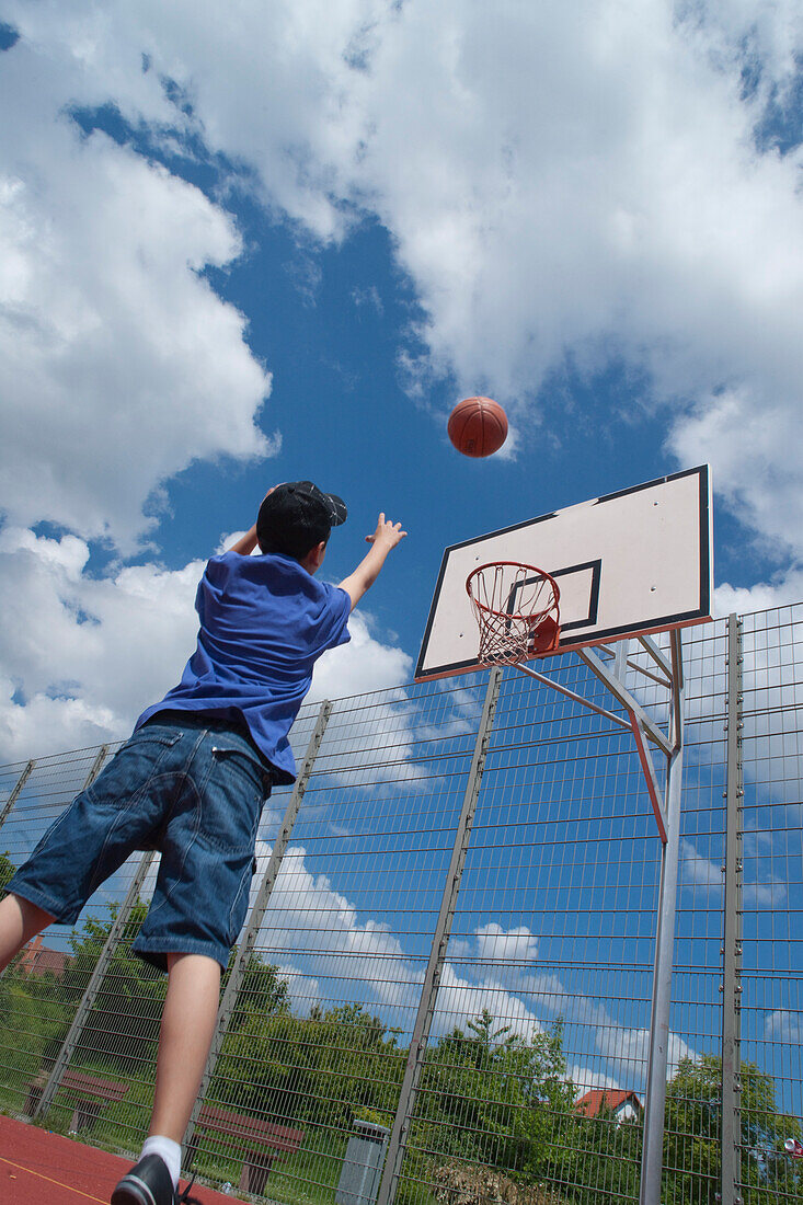 Junge spielt Basketball