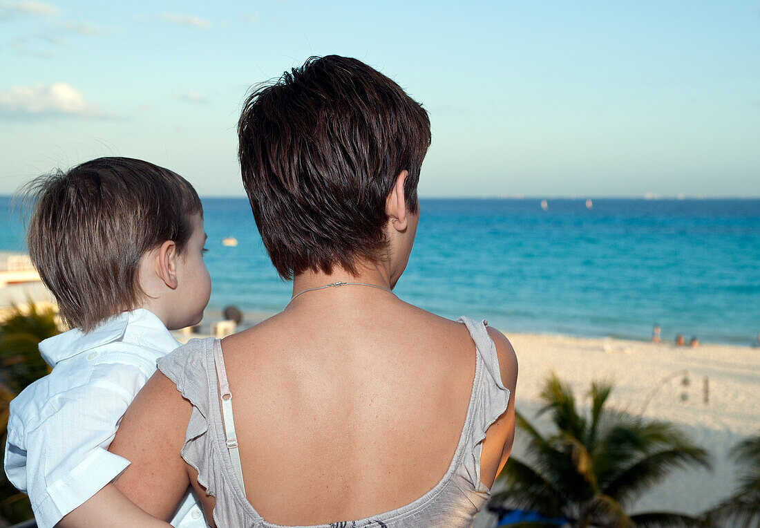 Mutter und Sohn schauen auf den Strand, Reef Playacar Resort und Spa, Playa del Carmen, Mexiko
