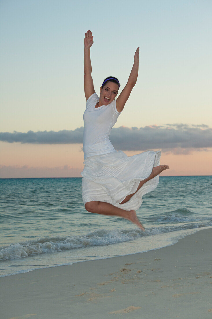 Frau beim Springen,Reef Playacar Resort and Spa Hotel,Playa del Carmen,Quintana Roo,Yucatan Halbinsel,Mexiko