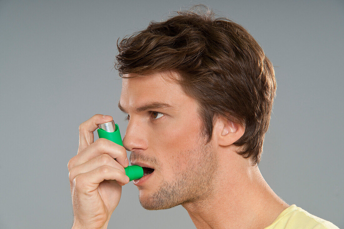 Mann benutzt Inhalator