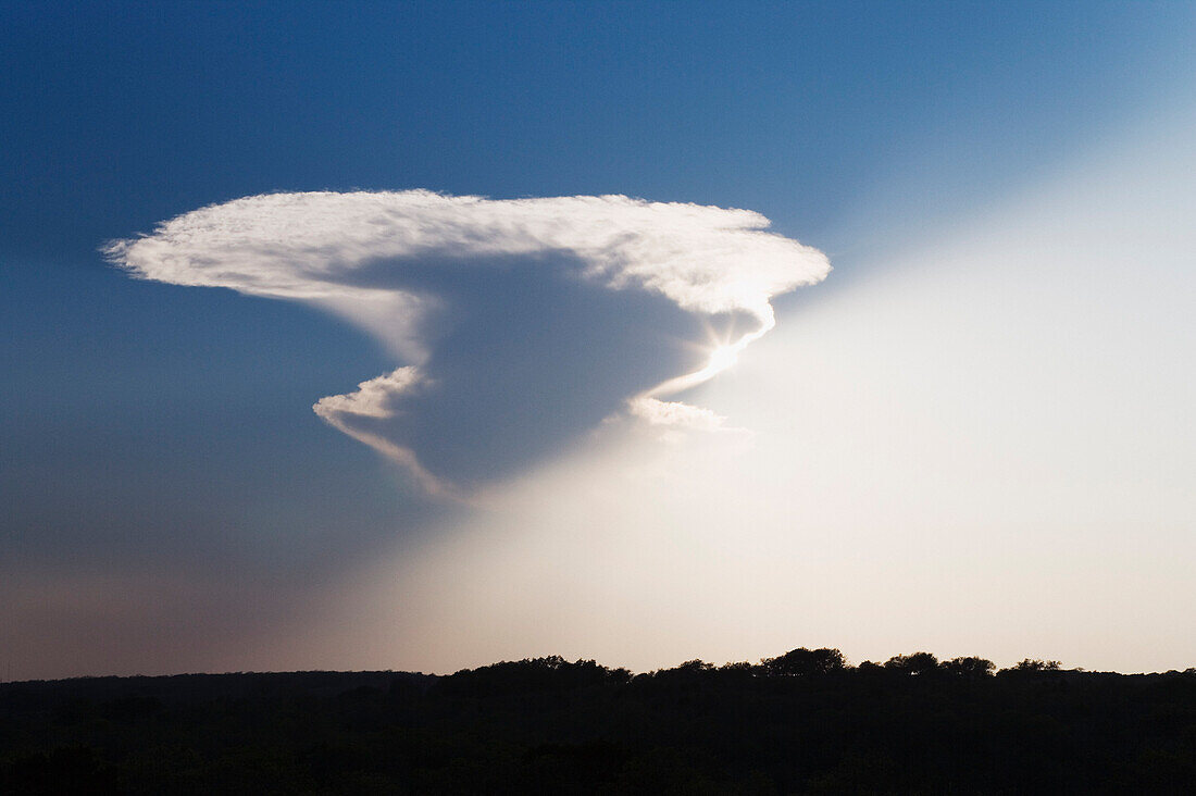 Sonne erscheint hinter einer Wolke