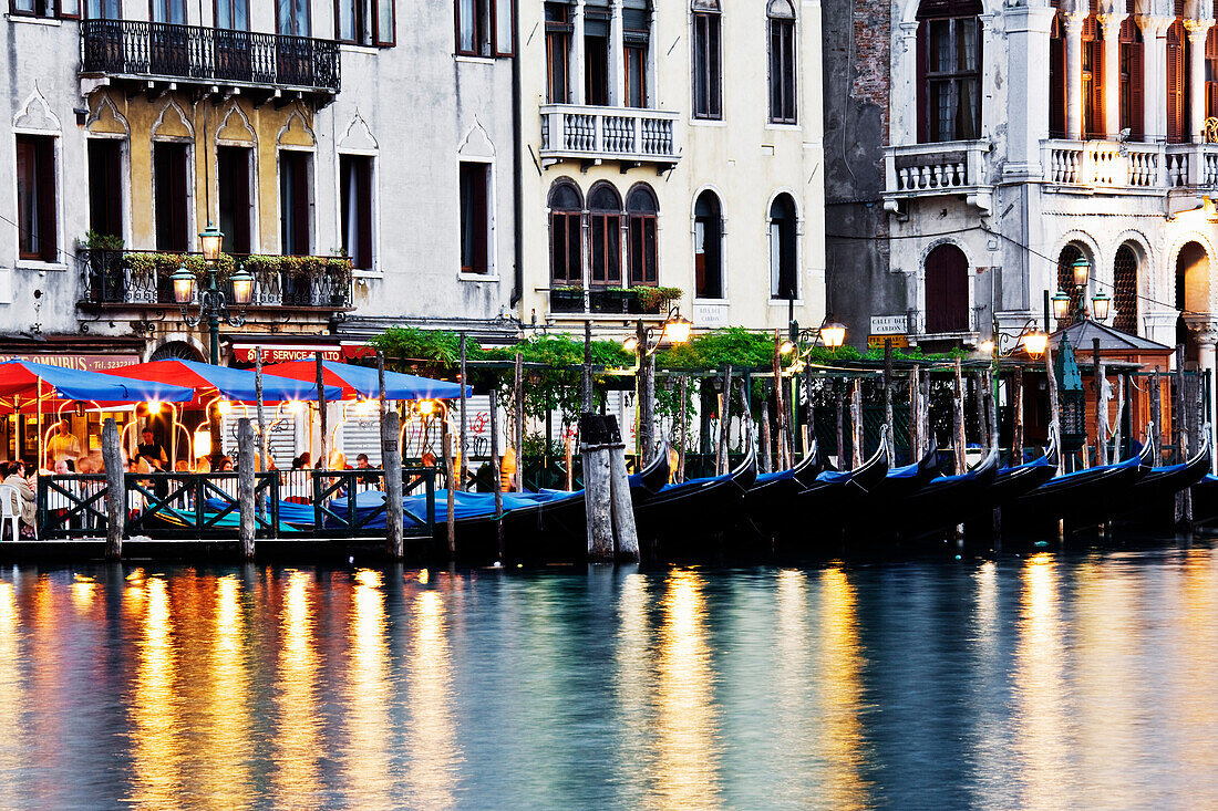 Gondeln vor Anker im Canal Grande, Venedig, Italien