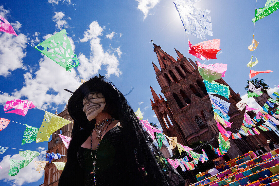 Für den Tag der Toten herausgeputzte Frau, San Miguel de Allende, Mexiko