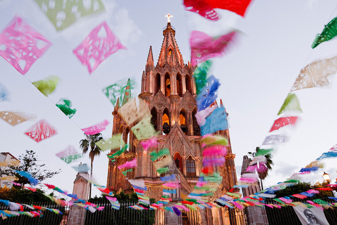 La Parroquia während des Tags der Toten, San Miguel de Allende, Mexiko