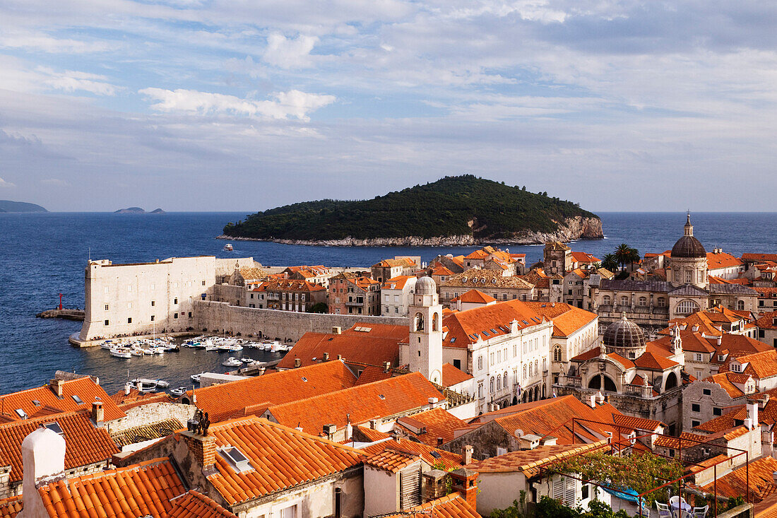 Die Altstadt von Dubrovnik und die Insel Lokrum, Kroatien