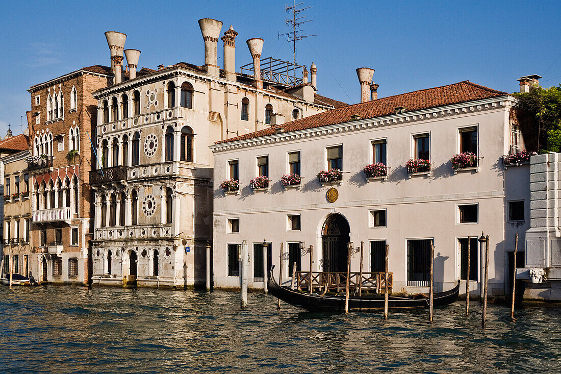 Gebäude entlang des Kanals, Canal Grande, Venedig, Veneto, Italien