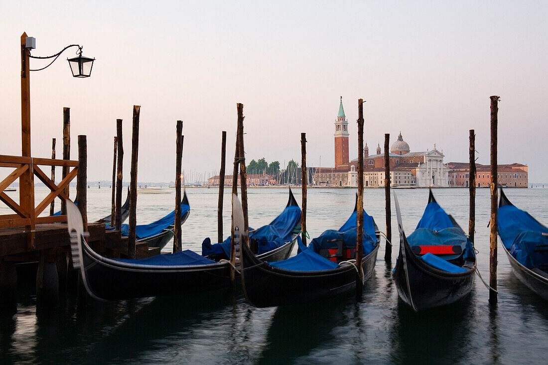 Gondeln und San Giorgio Maggiore, Venedig, Venetien, Italien