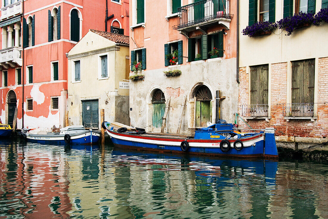 Lastkähne auf dem Kanal, Venedig, Venetien, Italien