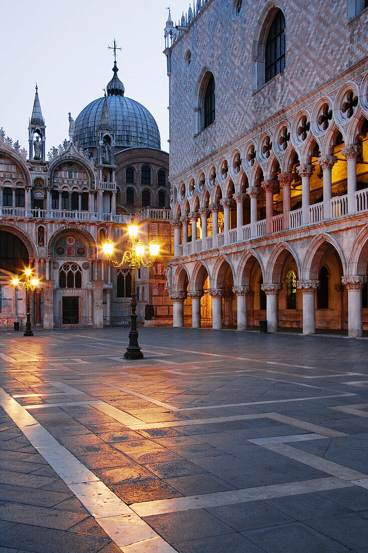 Dogenpalast und Markusbasilika, Venetien, Venedig, Italien